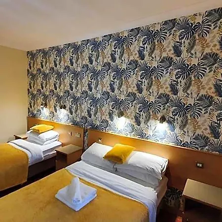 Holiday Hotel מלון