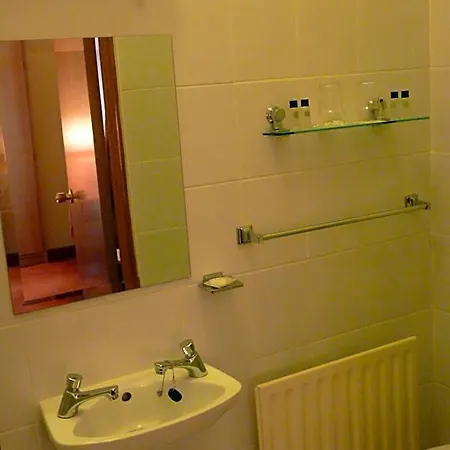 Holiday Hotel 2* גלוואיי