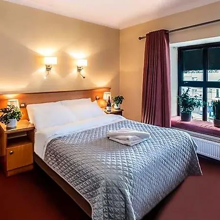 Holiday Hotel מלון 2*