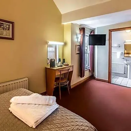 Holiday Hotel מלון גלוואיי