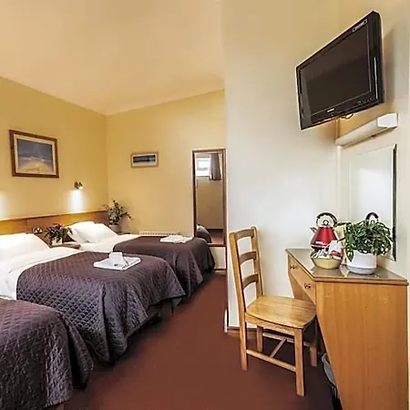 Holiday Hotel מלון