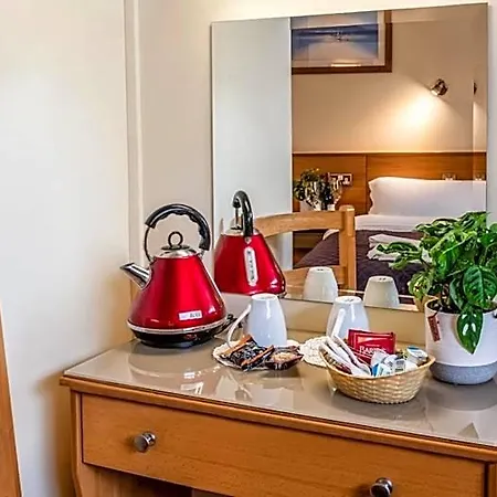 Holiday Hotel מלון גלוואיי