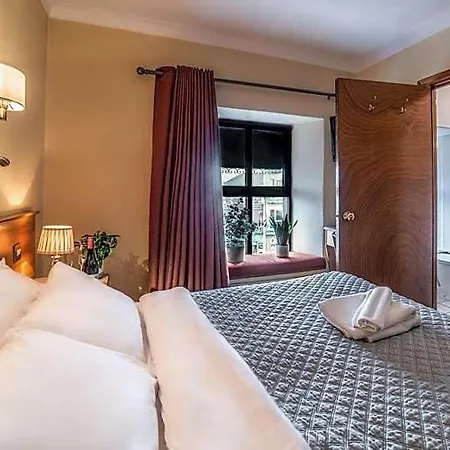 Holiday Hotel מלון