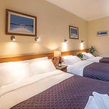 מלון Holiday Hotel