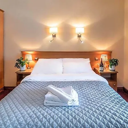 Holiday Hotel מלון גלוואיי