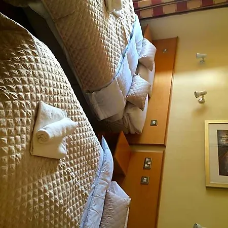 Holiday Hotel מלון 2*