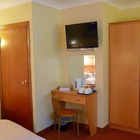 Holiday Hotel מלון גלוואיי
